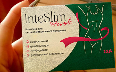 Препарат Inteslim Formula в руке женщины крупным планом.